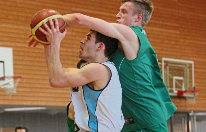 Lucas Schneider (links) und seine Mannschaftskameraden der BSG Vaihingen/Sachsenheim müssen sich – wie hier gegen Nellingen – jeden Punkt hart erarbeiten.  Foto: Nachreiner