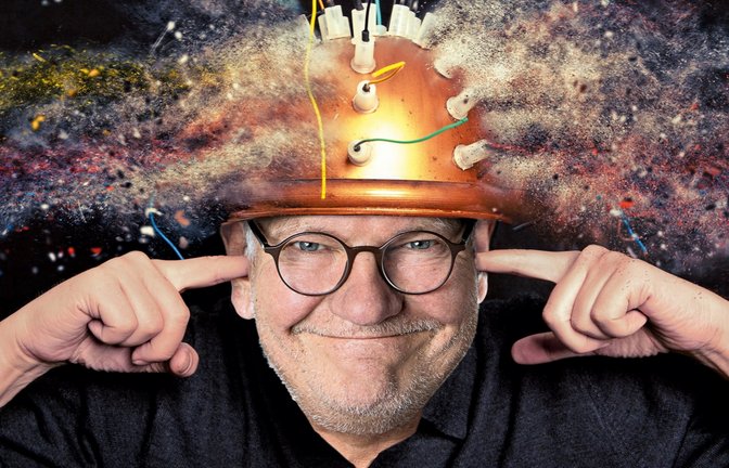 Am Sonntag (30. Januar) um 19 Uhr (Eintritt 16 Euro) gastiert Werner Koczwara im Glasperlenspiel in Asperg (Kelterstraße 5). Der Kartenvorverkauf ist heute zwischen 16.30 und 18.30 Uhr. Was weißt Du über dein Hirn? Sehr wenig! Was weiß dein Hirn über dich? Absolut alles! Das ist der Ausgangspunkt von Werner Koczwaras neuem Programm: Kabarett über das Hirn, unser einerseits geniales und gleichzeitig komplett idiotisches Zentralorgan. Denn es lässt uns Roboter zum Mars fliegen, aber währenddessen stehen wir im Keller rum und haben vergessen, weshalb wir dort hingegangen sind. Es führt in unserem Kopf die großartigsten Berechnungen durch, aber wir selbst rasseln durchs Mathe-Abitur! So geht das nicht weiter. Ein spannendes, informatives und vor allem sehr komisches Programm mit anschaulichen Grafiken, die dafür sorgen, dass der Abend auch optisch nachhaltig bleibt.  Foto: p<span class='image-autor'>Foto: p</span>