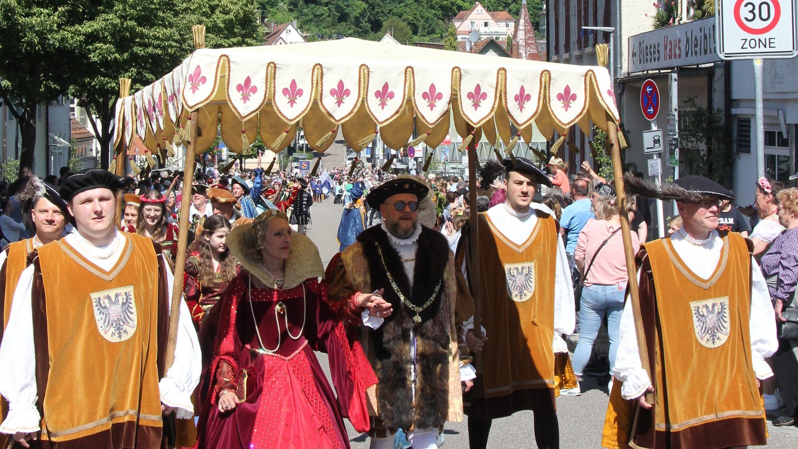 Viel zu sehen gibt es beim Festzug durch die Stadt. Foto: Banholzer