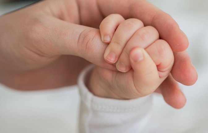 Viele Paare sehnen sich nach einem Baby, doch ihr Kinderwunsch bleibt unerfüllt. Eröffnet Leihmutterschaft für sie eine legitime Alternative?<span class='image-autor'>www.imago-images.de</span>
