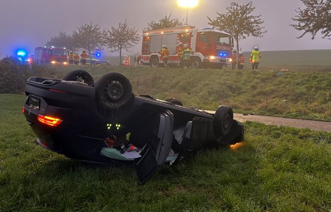 Einsatz im Nebel: Unfall auf der Landesstraße 1135.  <span class='image-autor'>Foto: Feuerwehr Wiernsheim</span>
