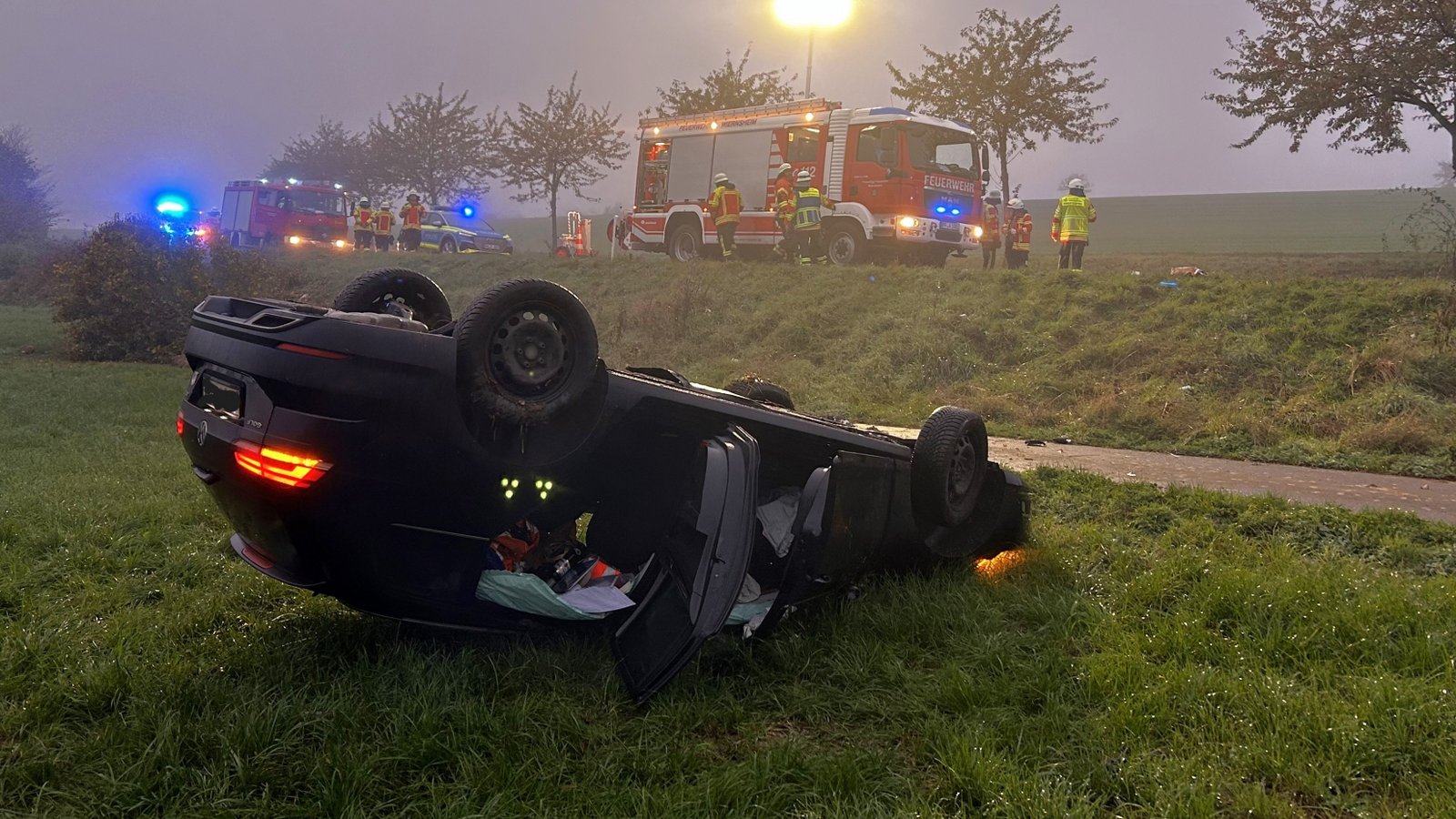 Einsatz im Nebel: Unfall auf der Landesstraße 1135. Foto: Feuerwehr Wiernsheim Einsatz im Nebel: Unfall auf der Landesstraße 1135. Foto: Feuerwehr Wiernsheim