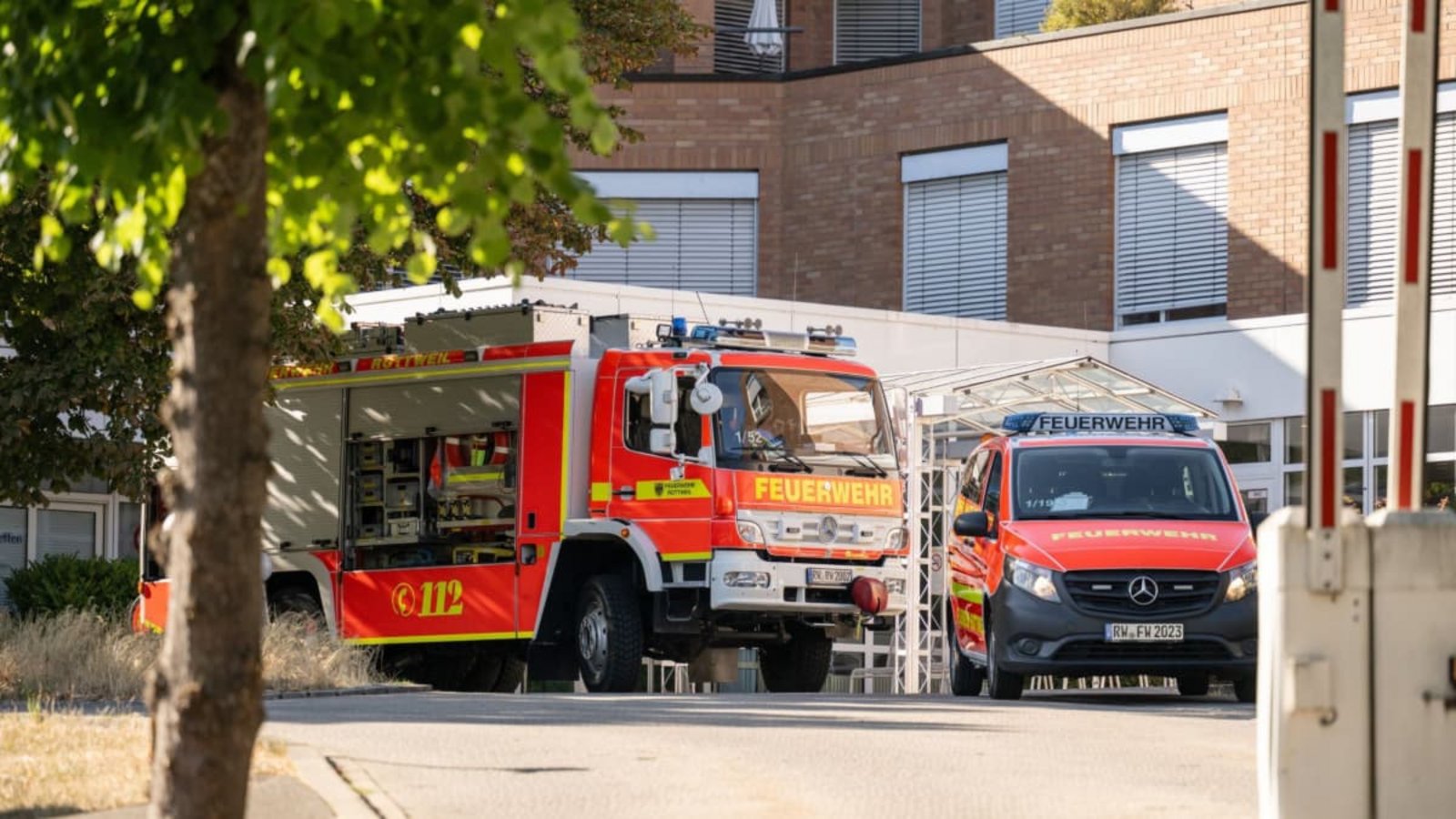 Einsatzkräfte der Feuerwehr stehen an einer Klinik in Rottweil. Wegen eines möglicherweise explosiven Gefahrstoffs in einer Klinikapotheke in Rottweil sind Kampfmittelexperten im Einsatz.Silas Stein/dpa Einsatzkräfte der Feuerwehr stehen an einer Klinik in Rottweil. Wegen eines möglicherweise explosiven Gefahrstoffs in einer Klinikapotheke in Rottweil sind Kampfmittelexperten im Einsatz.Silas Stein/dpa
