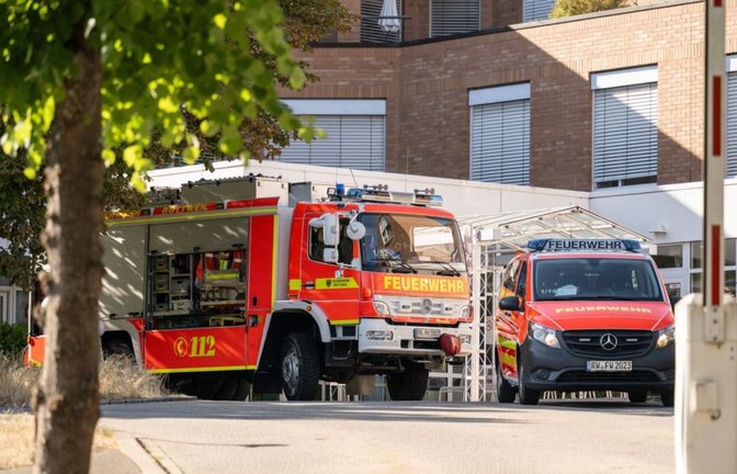 Einsatzkräfte der Feuerwehr stehen an einer Klinik in Rottweil. Wegen eines möglicherweise explosiven Gefahrstoffs in einer Klinikapotheke in Rottweil sind Kampfmittelexperten im Einsatz.<span class='image-autor'>Silas Stein/dpa</span>