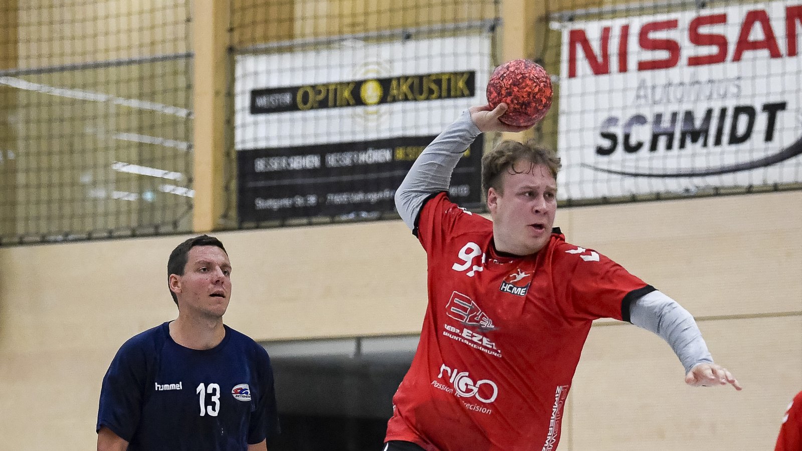 Kaum zu bremsen ist Moritz Sommerfeld (rechts) vom HC Metter-Enz, der im Heimspiel gegen die SG BBM Bietigheim IV vier Mal ins Schwarze trifft. Foto: Leitner