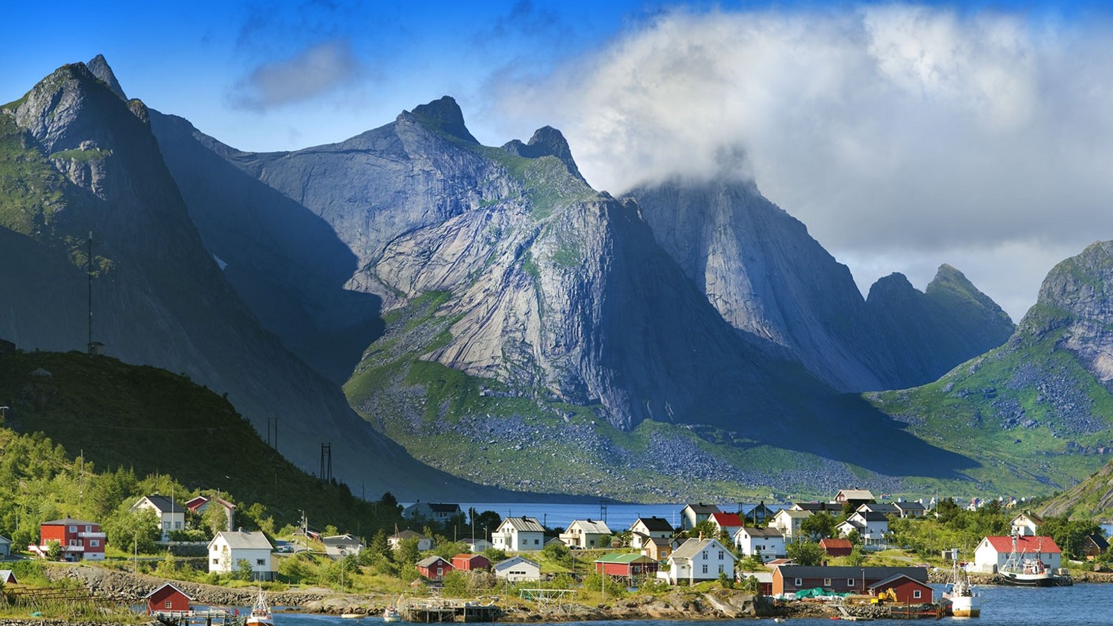 Norwegen wie aus dem Bilderbuch: die Ortschaft Reine auf den Lofoten. Foto: Stefan Weindl Norwegen wie aus dem Bilderbuch: die Ortschaft Reine auf den Lofoten. Foto: Stefan Weindl
