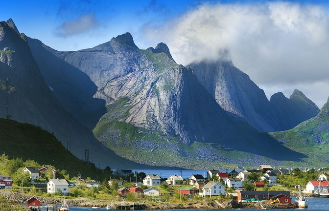 Norwegen wie aus dem Bilderbuch: die Ortschaft Reine auf den Lofoten.  <span class='image-autor'>Foto: Stefan Weindl</span>