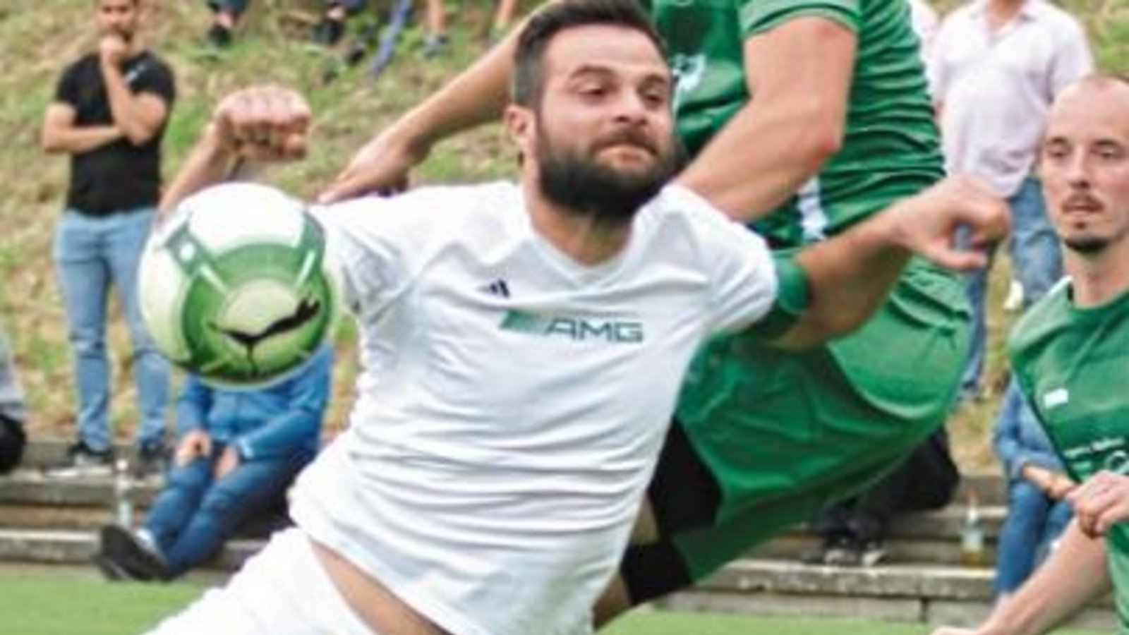 Mathias Geiger überspringt in der ersten Relegationsrunde Nermin Skoko. Schiedswrichter David Modro wertete die Aktion des Kleinglattbachers aber als Foul.  Foto: Nachreiner