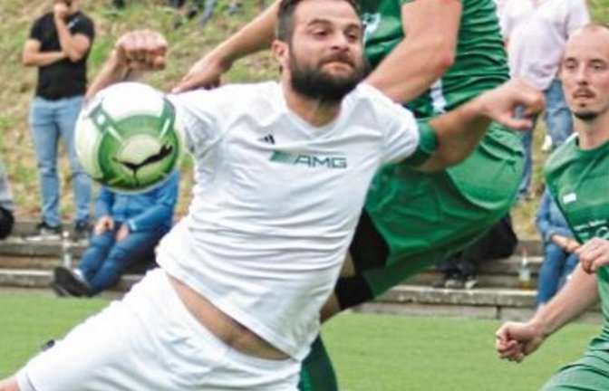 Mathias Geiger überspringt in der ersten Relegationsrunde Nermin Skoko. Schiedswrichter David Modro wertete die Aktion des Kleinglattbachers aber als Foul.  Foto: Nachreiner