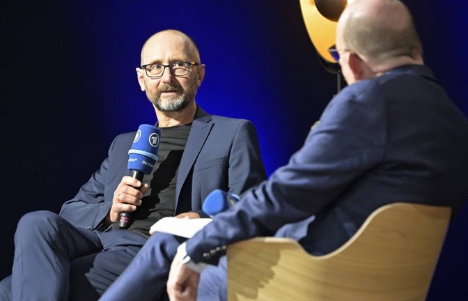 Auch schreibend sehr präsent: Heinrich Steinfest (links) im Herbst 2022 mit Dennis Scheck auf der Frankfurter Buchmesse.<span class='image-autor'>IMAGO/HEN-FOTO</span>