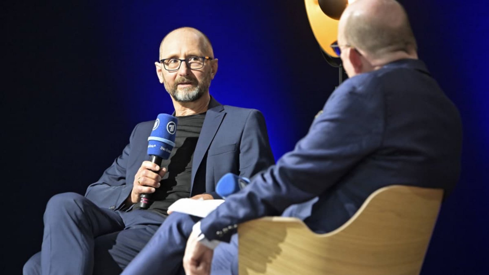 Auch schreibend sehr präsent: Heinrich Steinfest (links) im Herbst 2022 mit Dennis Scheck auf der Frankfurter Buchmesse.IMAGO/HEN-FOTO
