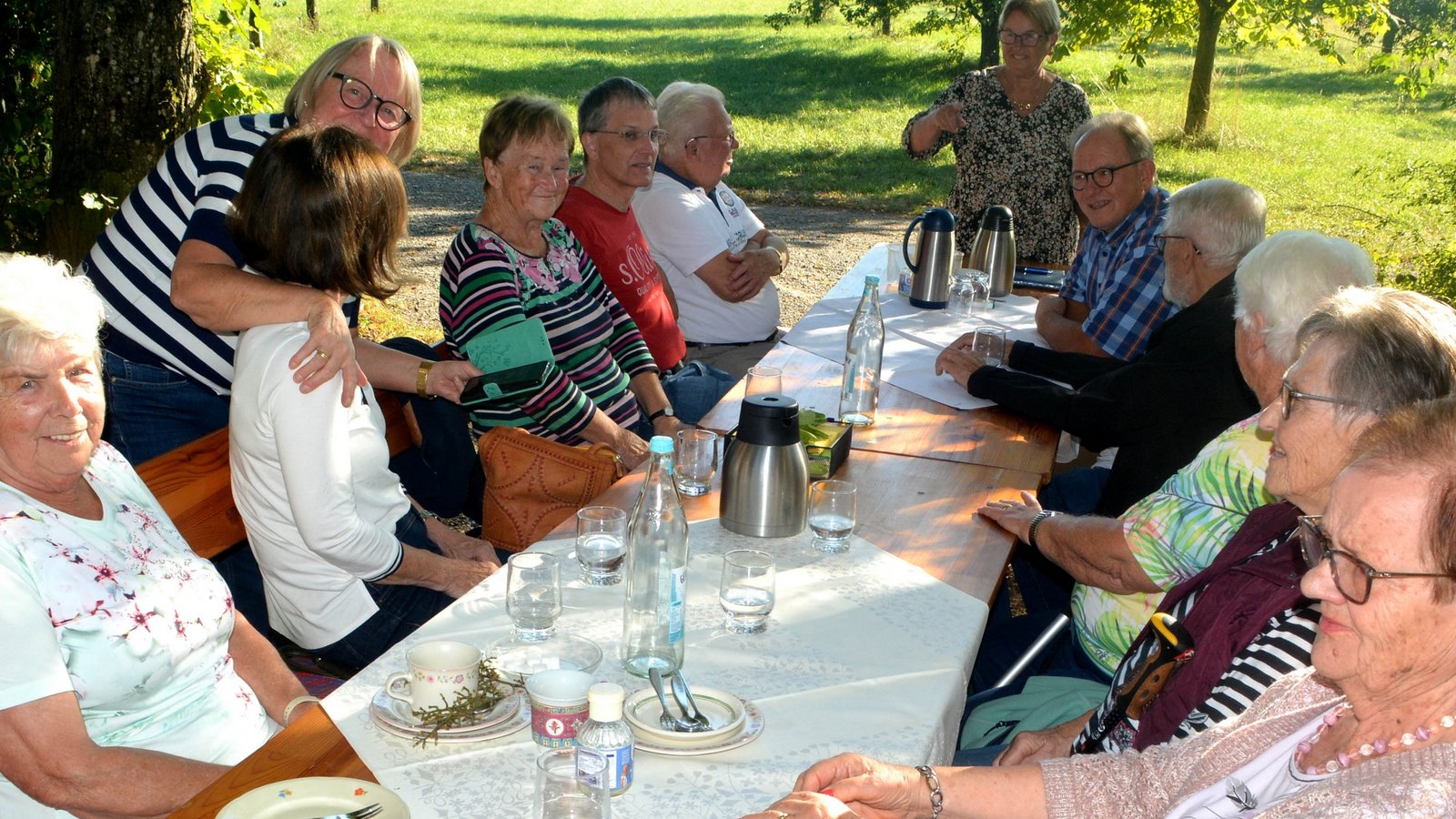 Viele Gäste: Die Kaffeetafel beim Friedhof ist immer gut besucht. Foto: Stahlfeld Viele Gäste: Die Kaffeetafel beim Friedhof ist immer gut besucht. Foto: Stahlfeld