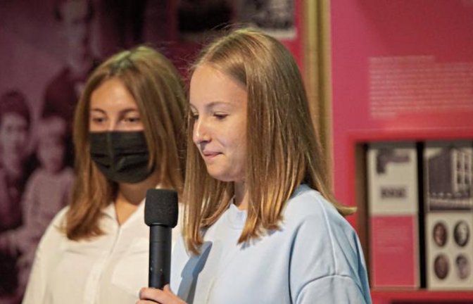 Mia Fleckhammer und Finja Pohl (rechts) führten bei der Veranstaltung im Lichtenstern-Gymnasium in Leben und Wirken des Ehepaars Heuss ein.  Foto: p