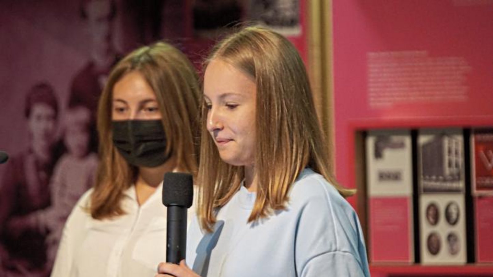 Mia Fleckhammer und Finja Pohl (rechts) führten bei der Veranstaltung im Lichtenstern-Gymnasium in Leben und Wirken des Ehepaars Heuss ein. Foto: p Mia Fleckhammer und Finja Pohl (rechts) führten bei der Veranstaltung im Lichtenstern-Gymnasium in Leben und Wirken des Ehepaars Heuss ein. Foto: p