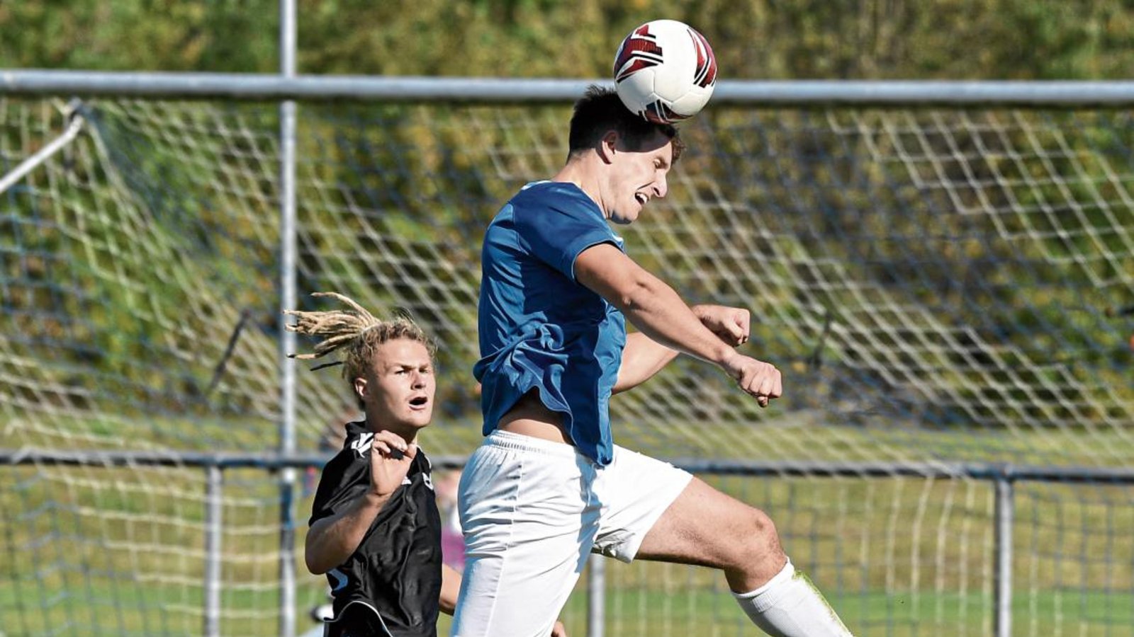 Vaihingens Benjamin Götz klärt vor Janik Speidel. Der VfB erkämpfte sich gestern in der zweiten Spielhälfte den 3:1-Erfolg in Illingen. Foto: Leitner Vaihingens Benjamin Götz klärt vor Janik Speidel. Der VfB erkämpfte sich gestern in der zweiten Spielhälfte den 3:1-Erfolg in Illingen. Foto: Leitner