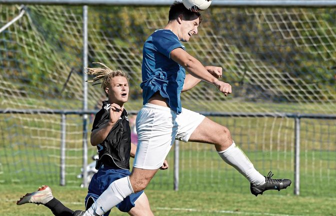 Vaihingens Benjamin Götz klärt vor Janik Speidel. Der VfB erkämpfte sich gestern in der zweiten Spielhälfte den 3:1-Erfolg in Illingen. Foto: Leitner