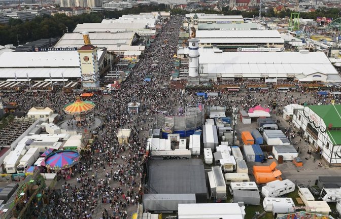 Die großen Festzelte sind für viele Besucher der Wiesn ein Höhepunkt.<span class='image-autor'>Felix Hörhager/dpa</span>