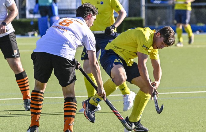 TSV Ludwigsburg (gelbes Trikot) - HC Lahr, 13.06.2026,  Hochey, Club an der Enz, Ludwigsburg, Spiel, 1. Verbandsliga,  Simon Jonathan Wulff (TSV Ludwigsburg 1, #42) vs. Lorenz Reibold (HC Lahr 1, #08) 