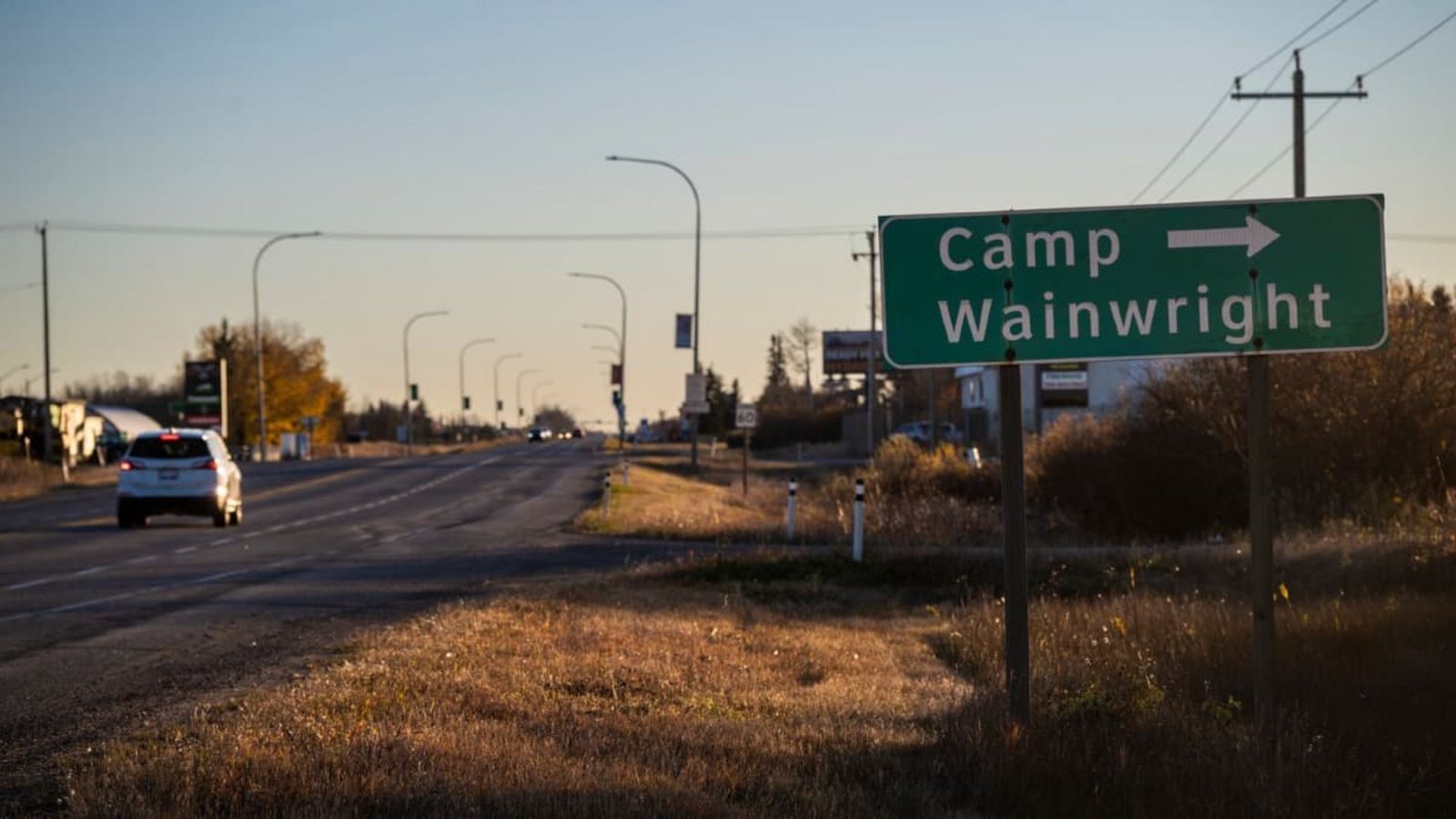 Ein Straßenschild weist auf das Camp Wainwright hin. Bei einem Brand auf dem Militärstützpunkt Wainwright in Kanada sind nach Angaben von Premierminister Mark Carney vier Menschen gestorben. Dutzende hätten schwere Verletzungen erlitten, sagte Carney.John Ulan/Canadian Press via ZUMA Press/dpa