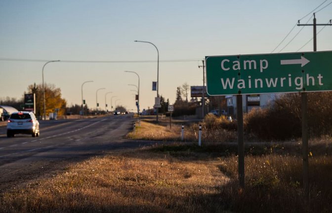Ein Straßenschild weist auf das Camp Wainwright hin. Bei einem Brand auf dem Militärstützpunkt Wainwright in Kanada sind nach Angaben von Premierminister Mark Carney vier Menschen gestorben. Dutzende hätten schwere Verletzungen erlitten, sagte Carney.<span class='image-autor'>John Ulan/Canadian Press via ZUMA Press/dpa</span>