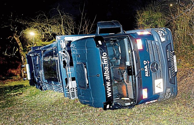 Der Fahrer des 25-Tonners wurde bei dem Unfall leicht verletzt. Sein Kollege auf dem Trittbrett konnte noch rechtzeitig abspringen.  Foto: Kuhnle