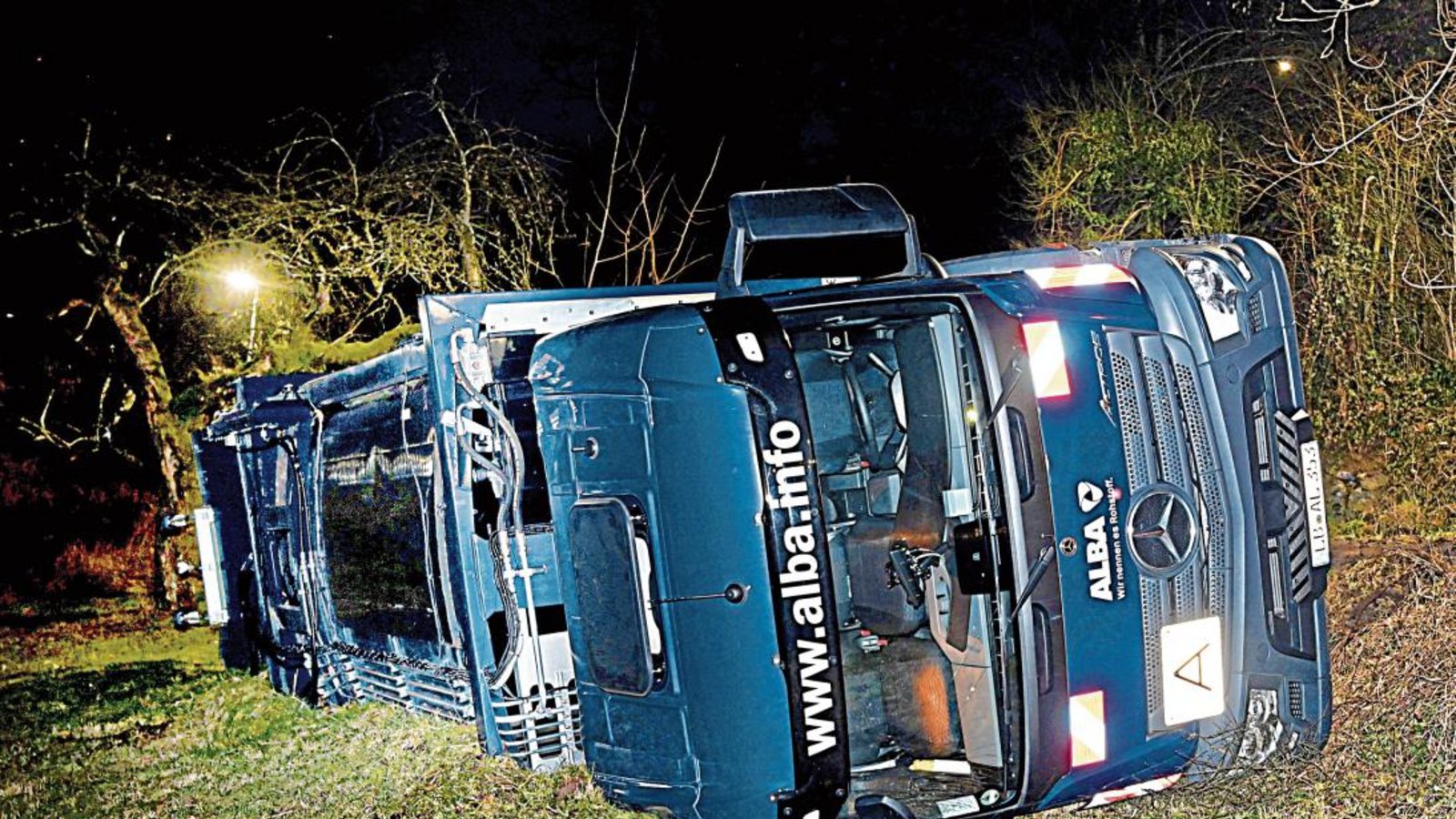 Der Fahrer des 25-Tonners wurde bei dem Unfall leicht verletzt. Sein Kollege auf dem Trittbrett konnte noch rechtzeitig abspringen. Foto: Kuhnle Der Fahrer des 25-Tonners wurde bei dem Unfall leicht verletzt. Sein Kollege auf dem Trittbrett konnte noch rechtzeitig abspringen. Foto: Kuhnle