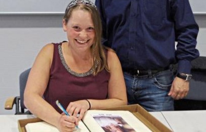 Aliena Zischewski und Harald Eiberger bei der Eintragung ins Goldene Buch.  Foto: bro