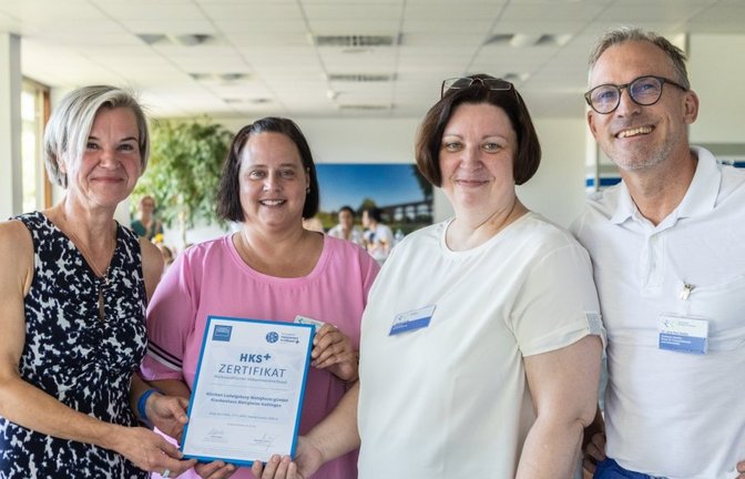Andrea Köbke vom Deutschen Hebammenverband übergibt die Zertifizierung an Debora Friedrich (Hebamme und Teamleitung Kreißsaal Bietigheim), Carola Lienig und Jens Paul Seldte (von links).   <span class='image-autor'>Foto: RKH/Stollenberg</span>