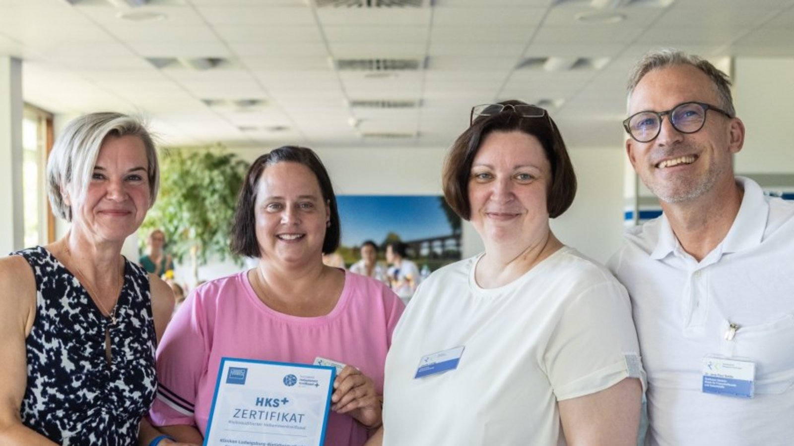 Andrea Köbke vom Deutschen Hebammenverband übergibt die Zertifizierung an Debora Friedrich (Hebamme und Teamleitung Kreißsaal Bietigheim), Carola Lienig und Jens Paul Seldte (von links). Foto: RKH/Stollenberg Andrea Köbke vom Deutschen Hebammenverband übergibt die Zertifizierung an Debora Friedrich (Hebamme und Teamleitung Kreißsaal Bietigheim), Carola Lienig und Jens Paul Seldte (von links). Foto: RKH/Stollenberg