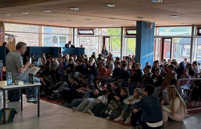 Autor Thomas Thiemeyer (links) lässt Schlossbergschüler in eine Fantasiewelt eintauchen. Foto: p