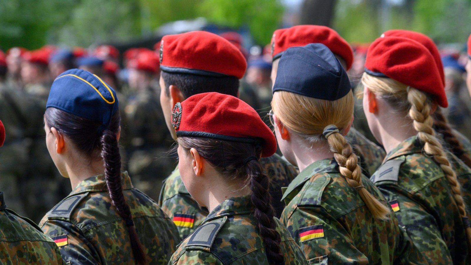 Freiwillige Soldatinnen der Bundeswehr – werden in Zukunft sogar Frauen zwangsverpflichtet?Foto: Klaus-Dietmar Gabbert/dpa Freiwillige Soldatinnen der Bundeswehr – werden in Zukunft sogar Frauen zwangsverpflichtet?Foto: Klaus-Dietmar Gabbert/dpa