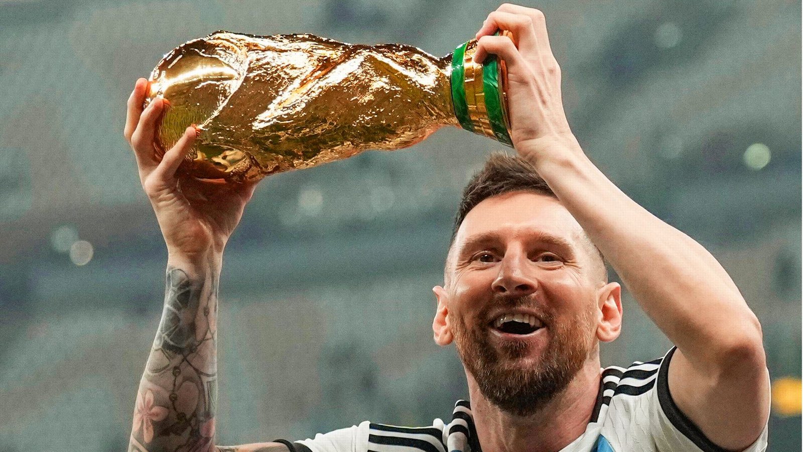 Er hält ihn endlich in seinen Händen: Lionel Messi mit dem WM-Pokal. Damit vergoldet er wie andere Fußballlegenden seine Karriere.Foto: imago//Dave Shopland Er hält ihn endlich in seinen Händen: Lionel Messi mit dem WM-Pokal. Damit vergoldet er wie andere Fußballlegenden seine Karriere.Foto: imago//Dave Shopland
