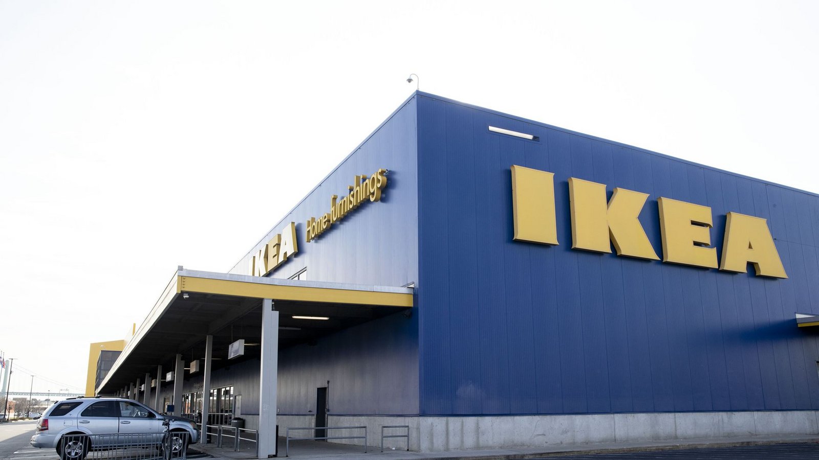 Der Möbelriese IKEA bietet nun die Bezahlfunktion „Shop & Go“ an (Archivbild).Foto: dpa/Matt Rourke
