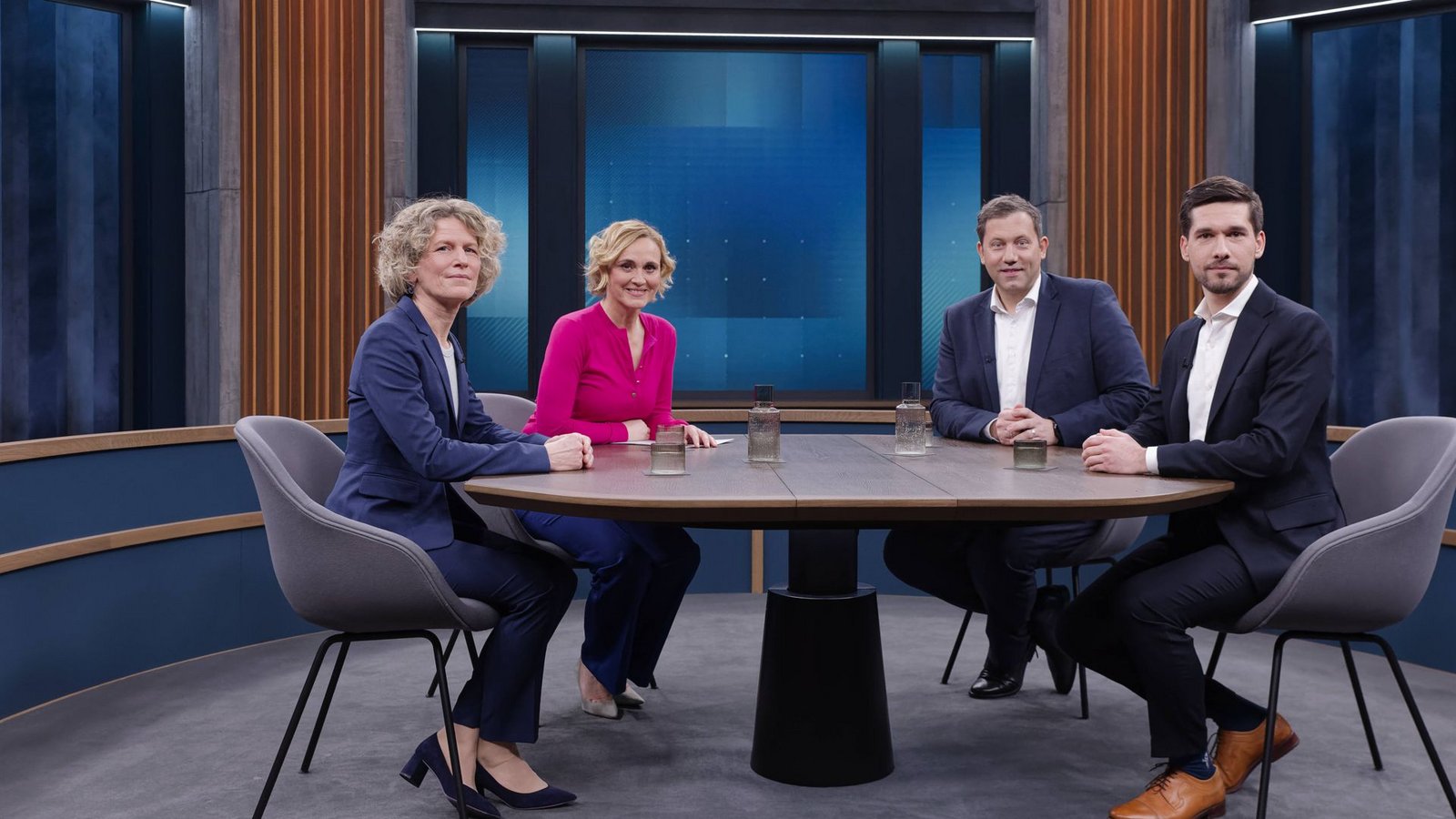 Sabine Fischer (l), Caren Miosga, Lars Klingbeil (SPD), Parteivorsitzender, und Vassili Golod.Foto: IMAGO/Jürgen Heinrich Sabine Fischer (l), Caren Miosga, Lars Klingbeil (SPD), Parteivorsitzender, und Vassili Golod.Foto: IMAGO/Jürgen Heinrich