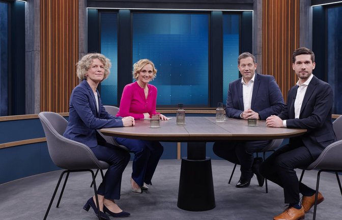 Sabine Fischer (l), Caren Miosga, Lars Klingbeil (SPD), Parteivorsitzender, und Vassili Golod.<span class='image-autor'>Foto: IMAGO/Jürgen Heinrich</span>