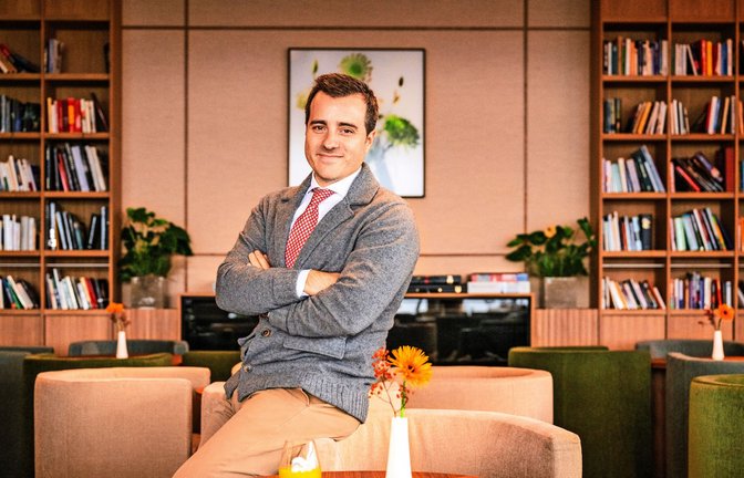 Leonard Wilhelmi in der Bibliothek der Fastenklinik, die er seit 2019 in vierter Generation leitet. „Mit dem Fasten verändert sich die Wahrnehmung“, sagt er.<span class='image-autor'>Foto: Andy Reiner</span>