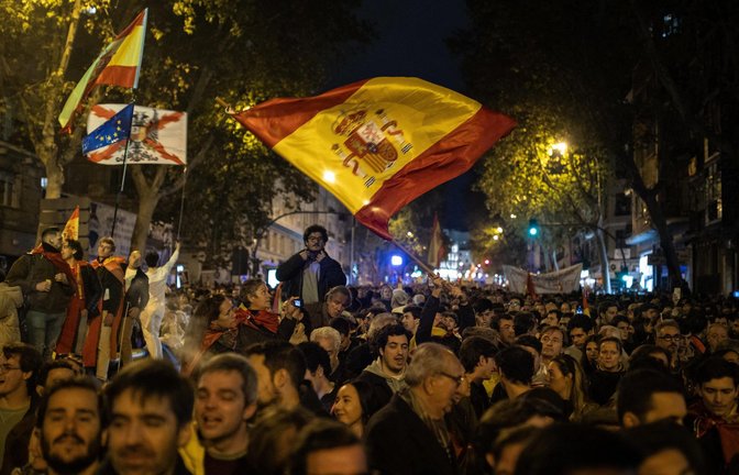Seit Tagen  gehen Tausende in  Spanien – wie hier in Madrid – auf die Straßen und protestieren gegen das Amnestiegesetz. Die Demonstrationen  werden auch von rechtsradikalen Randalierern aufgemischt.
Foto: imago/Abacapress<span class='image-autor'>Foto: &nbsp;</span>