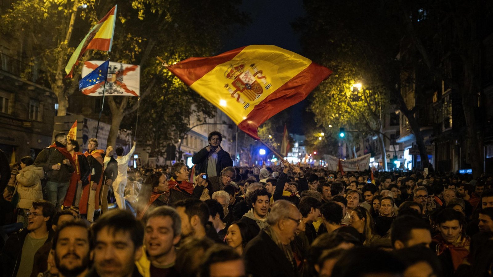 Seit Tagen gehen Tausende in Spanien – wie hier in Madrid – auf die Straßen und protestieren gegen das Amnestiegesetz. Die Demonstrationen werden auch von rechtsradikalen Randalierern aufgemischt.
Foto: imago/AbacapressFoto: Seit Tagen gehen Tausende in Spanien – wie hier in Madrid – auf die Straßen und protestieren gegen das Amnestiegesetz. Die Demonstrationen werden auch von rechtsradikalen Randalierern aufgemischt.
Foto: imago/AbacapressFoto: 