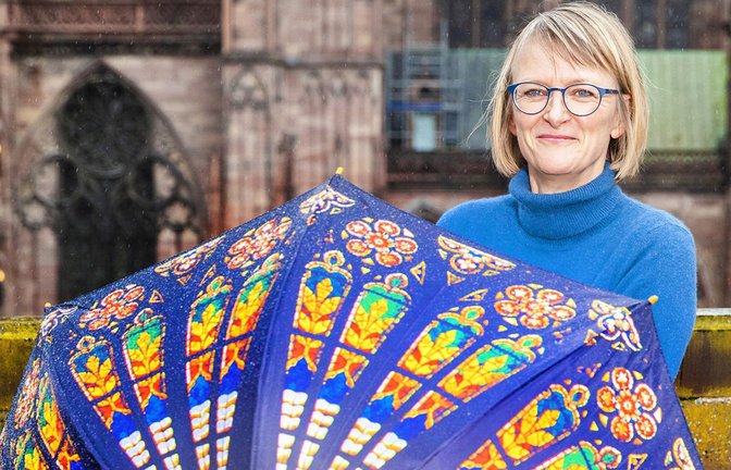 Sogar der Schirm von Kunsthistorikerin Sabine Bengel ist dem Rosettenfenster des Straßburger Münsters nachempfunden.<span class='image-autor'>Foto: Photocouture/Sabina Paries</span>