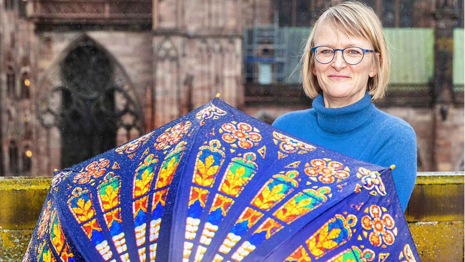 Sogar der Schirm von Kunsthistorikerin Sabine Bengel ist dem Rosettenfenster des Straßburger Münsters nachempfunden.Foto: Photocouture/Sabina Paries Sogar der Schirm von Kunsthistorikerin Sabine Bengel ist dem Rosettenfenster des Straßburger Münsters nachempfunden.Foto: Photocouture/Sabina Paries
