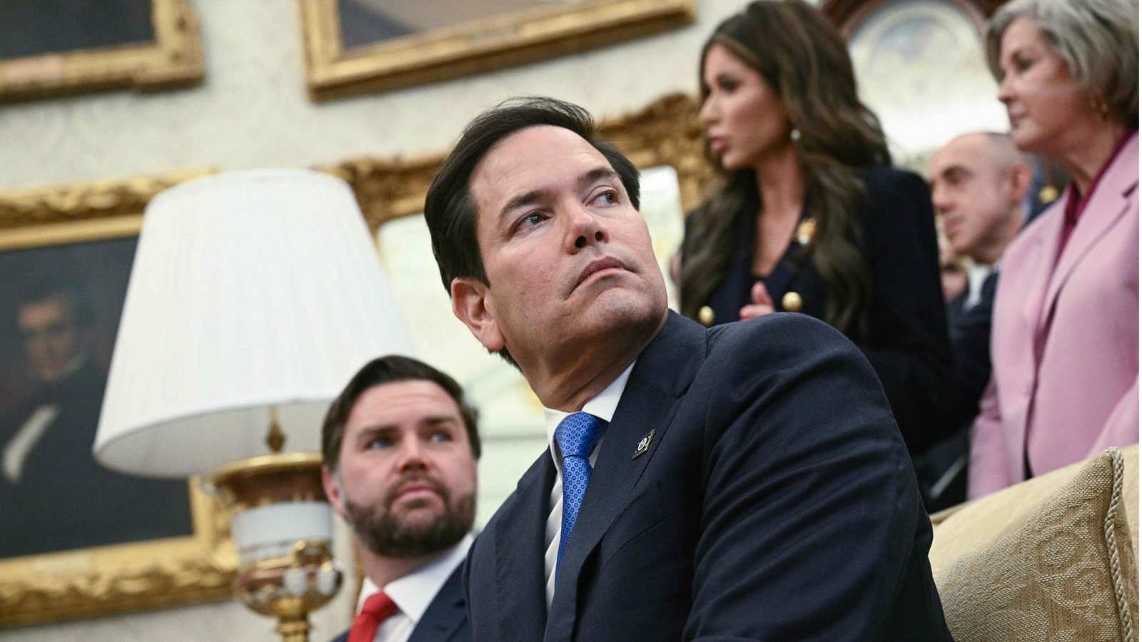 Marco Rubio ist bei offiziellen Terminen im Weißen Haus immer dabei – auf einem goldenen Sofa.Foto: AFP/Brendan Smialowski Marco Rubio ist bei offiziellen Terminen im Weißen Haus immer dabei – auf einem goldenen Sofa.Foto: AFP/Brendan Smialowski