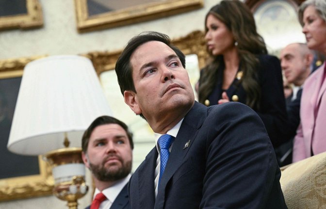 Marco Rubio ist bei offiziellen Terminen im Weißen Haus immer dabei – auf einem goldenen Sofa.<span class='image-autor'>Foto: AFP/Brendan Smialowski</span>