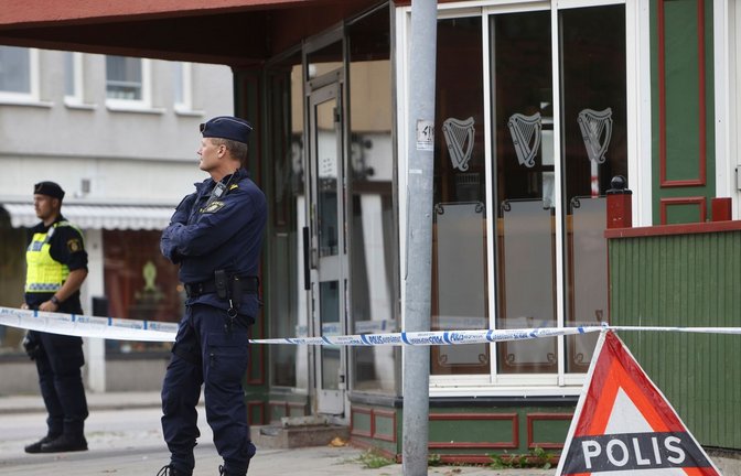 Polizisten stehen vor der Kneipe in Sandviken, in der zwei Menschen starben und zwei weitere verletzt wurden.<span class='image-autor'>Foto: Henrik Hansson/TT News Agency/AP/dpa</span>