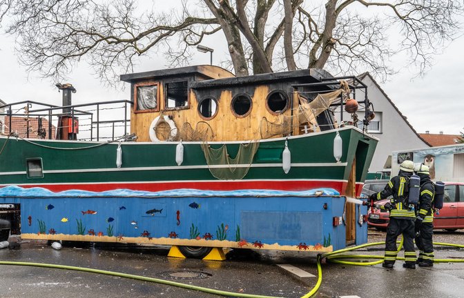 Die Feuerwehr bei den Löscharbeiten, kurz nachdem das  Schiff der „Glottertäler Winzerbube“ Feuer gefangen hatte.<span class='image-autor'>Foto: Stadt Kehl</span>