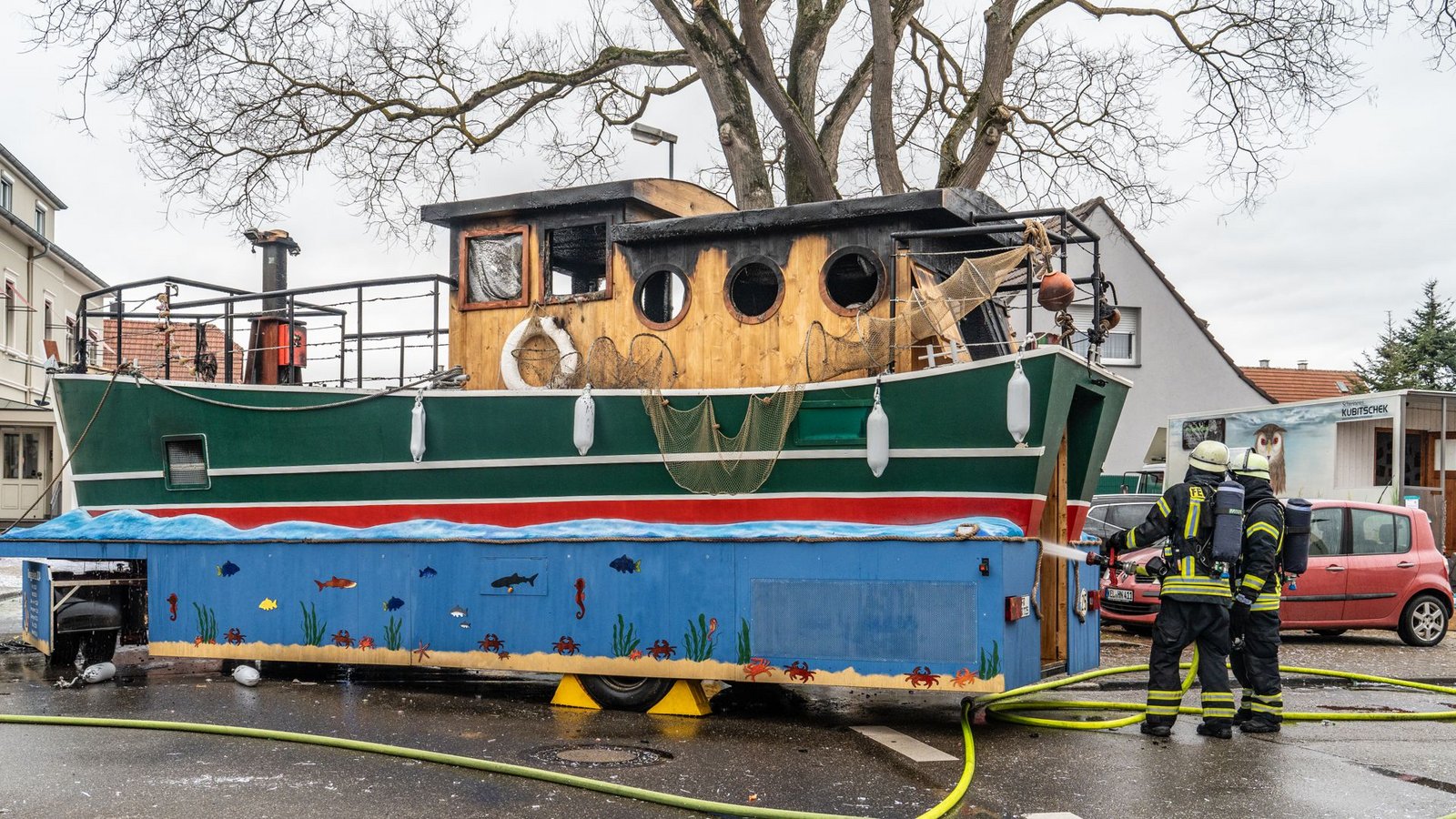 Die Feuerwehr bei den Löscharbeiten, kurz nachdem das Schiff der „Glottertäler Winzerbube“ Feuer gefangen hatte.Foto: Stadt Kehl Die Feuerwehr bei den Löscharbeiten, kurz nachdem das Schiff der „Glottertäler Winzerbube“ Feuer gefangen hatte.Foto: Stadt Kehl