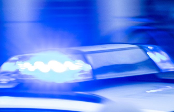 Ein Auto hat in Geislingen eine Hauswand gerammt. (Symbolbild)<span class='image-autor'>Foto: dpa/Jens Büttner</span>