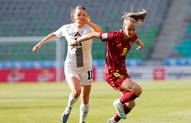 Kräftig rotiert: Vivien Endemann (r) war eine von acht neuen Spielerinnen in der deutschen Startelf.<span class='image-autor'>Foto: Ales Fevzer/dpa</span>