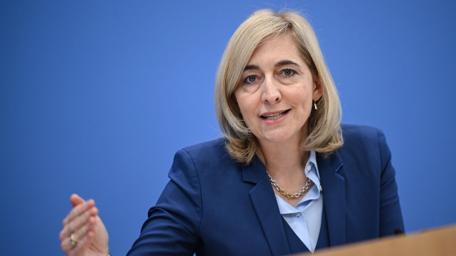 Die Gesundheitsministerin tritt Kritik an ihren Plänen für die Pflegeversicherung entgegen. (Archivbild)Foto: Britta Pedersen/dpa Die Gesundheitsministerin tritt Kritik an ihren Plänen für die Pflegeversicherung entgegen. (Archivbild)Foto: Britta Pedersen/dpa