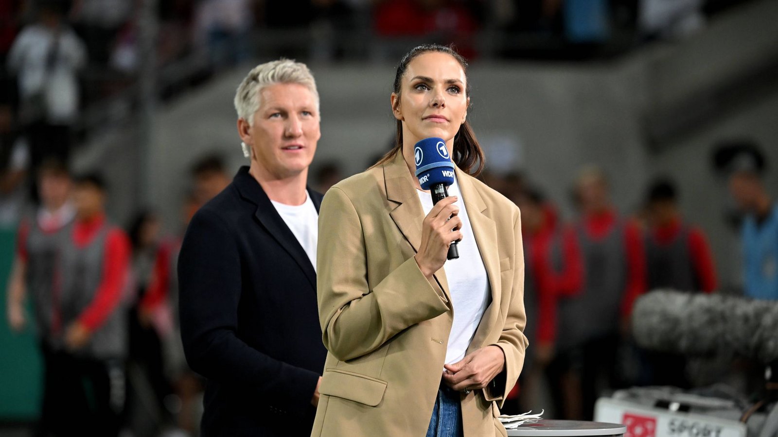 Esther Sedlaczek (re.) und Bastian Schweinsteiger melden sich für die ARD abends live aus Katar zum Spiel des Tages.Foto: imago/Ulrich Hufnagel