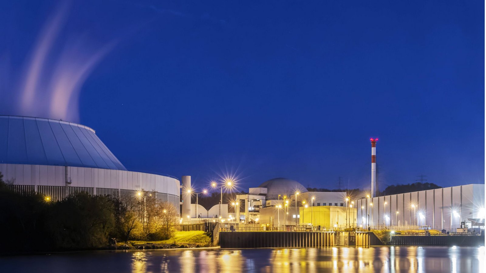 DAS AKW Neckarwestheim in seiner letzten Nacht, bevor es im April 2023 vom Netz ging.Foto: IMAGO/Arnulf Hettrich